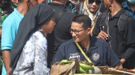 Kemenparekraf, Sandiaga Salahuddin Uno didampingi Bupati, Sekda dan Kadisparpora Halbar saat menyaksikan tarian tradisional Halmahera Barat di pantai Lapasi