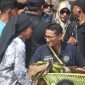 Kemenparekraf, Sandiaga Salahuddin Uno didampingi Bupati, Sekda dan Kadisparpora Halbar saat menyaksikan tarian tradisional Halmahera Barat di pantai Lapasi