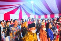 Tampak Wakil Bupati Halmahera Barat, Djufri Muhamad bersama Gubernur Malut K.Hj Abd Gani Kasuba saat menghadiri pembukaan Pesparawi Nasional ke-XIII