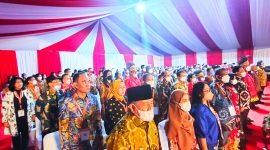 Tampak Wakil Bupati Halmahera Barat, Djufri Muhamad bersama Gubernur Malut K.Hj Abd Gani Kasuba saat menghadiri pembukaan Pesparawi Nasional ke-XIII