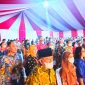 Tampak Wakil Bupati Halmahera Barat, Djufri Muhamad bersama Gubernur Malut K.Hj Abd Gani Kasuba saat menghadiri pembukaan Pesparawi Nasional ke-XIII