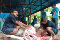 Suasana penyembelihan hewan qurban di halaman Kantor kemenag halbar