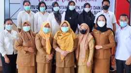 Tampak lima tenaga kesehatan yang diserahkan oleh Direktur RSUD Jailolo Dr Novimaryana Drakel ke Pihak RSUD Chasan Bosoeri 