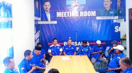 Ketua DPC Partai Demokrat Ibnu Saud Kadim, Didampingi Sekretaris beserta pengurus saat hendak menyaksikan prosesi pendaftaran DPP di KPU RI Sebagai Peserta Pemilu 2024 (defactonews/Eghez)