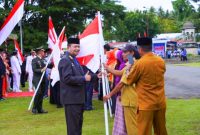 Tampak Pembagian Bendera Merah Putih Oleh Pihak Kesbangpol kepada salah satu pimpinan SKPD 