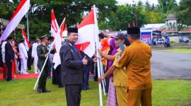 Tampak Pembagian Bendera Merah Putih Oleh Pihak Kesbangpol kepada salah satu pimpinan SKPD 