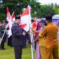 Tampak Pembagian Bendera Merah Putih Oleh Pihak Kesbangpol kepada salah satu pimpinan SKPD 