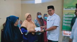 Sekretaris Daerah Kabupaten Halmahera Barat, Syahril Abd Radjak saat memberikan santunan pada warga