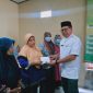 Sekretaris Daerah Kabupaten Halmahera Barat, Syahril Abd Radjak saat memberikan santunan pada warga