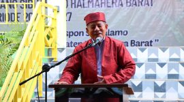 Gubernur Malut, KH, Abdul Gani Kasuba Lc saat memberikan sambutan pada pelantikan dan pengukuhan pengurus BPC Sibualamo Halmahera Barat di Keraton Kesultanan Jailolo (Eghez/defactonews)