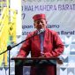 Gubernur Malut, KH, Abdul Gani Kasuba Lc saat memberikan sambutan pada pelantikan dan pengukuhan pengurus BPC Sibualamo Halmahera Barat di Keraton Kesultanan Jailolo (Eghez/defactonews)