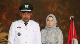 Sahlan Kadir (Kades Moiso) bersama Istri
