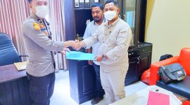 Hairun Rizal Kuasa Hukum, Maslan dan Riswan saat membuat Laporan Polisi ke Polres Halmahera Barat (defactonews/Eghez)