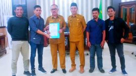 Penyerahan SK oleh Ketua DPD KNPI Halbar Kepaada Bupati dan Wakil Bupati sebagai Dewan Pengawas