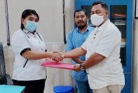 Kuasa Hukum akades Tuada Sanif Husen saat menyerahkan surat keberatan dan tuntutan kepada Bupati melalui asisten