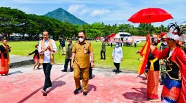 Presiden Joko Widodo saat tiba di Halmahera Barat menggunakan Heli yang mendarat di Lapangan Sasadu disambut oleh Bupati James Uang