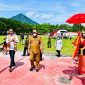 Presiden Joko Widodo saat tiba di Halmahera Barat menggunakan Heli yang mendarat di Lapangan Sasadu disambut oleh Bupati James Uang