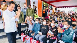 Presiden Jokowi didampingi Wakil Bupati Djufri Muhamad saat menyerahkan BLT BBM di Kantor Pots Jailolo Kabupaten Halmahera Barat (defactoonews/Eghez)