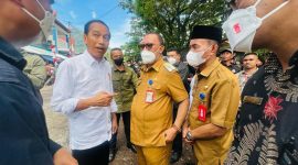 Presiden Jokowi bersama Bupati dan Wakil Bupati Halmahera Barat saat berada di Pasar Rakyat jailolo 