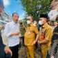 Presiden Jokowi bersama Bupati dan Wakil Bupati Halmahera Barat saat berada di Pasar Rakyat jailolo 