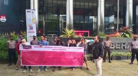 Tampak sejumlah mahasiswa yang terhimpun dalam SKAKMMAT saat menggelar aksi di depan Gedung KPK RI.