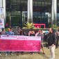 Tampak sejumlah mahasiswa yang terhimpun dalam SKAKMMAT saat menggelar aksi di depan Gedung KPK RI.