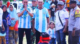 Tampak Wakil Bupati Halbar, Djufri Muhamad didampingi Kepala Desa Bobanehena dan Babinsa setempat saat disambut di Stadion Teluk Rapa dengan Tarian Cakalele