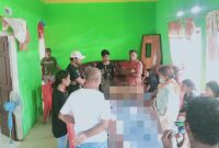 Tampak suasana rumah duka RF di Desa Loce Kecamatan Sahu timur 