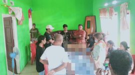 Tampak suasana rumah duka RF di Desa Loce Kecamatan Sahu timur 