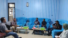 Tampak Kepala Inspektorat Halbar, Martinus Djawa saat melakukan rapat dengan Dinas Sosial 