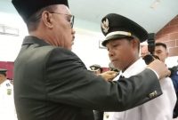 Bupati Halmahera Barat (Halbar) James Uang saat melantik pengurus DPC Apdesi Halbar 