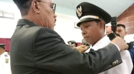 Bupati Halmahera Barat (Halbar) James Uang saat melantik pengurus DPC Apdesi Halbar 