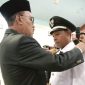 Bupati Halmahera Barat (Halbar) James Uang saat melantik pengurus DPC Apdesi Halbar 