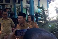 Wakil Bupati Halbar, Djufri Muhamad saat memantau Aktifitas Pela publik di Dinas Kependudukan dan Catatan sipil 