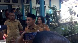 Wakil Bupati Halbar, Djufri Muhamad saat memantau Aktifitas Pela publik di Dinas Kependudukan dan Catatan sipil 