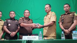 Kajari Halbar didampingi kasi intel saat menyerahkan Hasil tindaklanjuti LHP BKPP Malut ke Inspektorat Halbar 