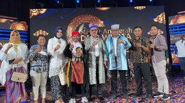 Bupati Halbar James Uang didampingi Kadis Pariwisata dan ketua KT Desa Lako Akelamo saat menerima Penghargaan ADWI dari Kemenparekraf 