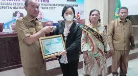 Wakil Bupati Halbar didampingi ketua PKK Meri Uang Popala saat menerima penghargaan dan Duta Orang Tua Hebat 