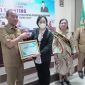 Wakil Bupati Halbar didampingi ketua PKK Meri Uang Popala saat menerima penghargaan dan Duta Orang Tua Hebat 