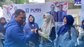 Tampak Ketua Bappilu DPW PAN MALUT Hairun Rizal saat memberikan Bantuan berupa sembako kepada penerima.