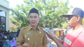 Wakil Bupati Halmahera Barat, Djufri Muhamad saat dikonfirmasi usai menyerahkan Bantuan BLT-BBM di Kantor Desa Gamlamo