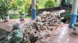 Penampakan campuran sampah basah dan kering yang dicorah oleh Don Joao di Teras Kantor Disperkim-LH 