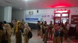 Sejumlah Guru saat mengantri pengambilan Tamsil di Disdikbud Halbar 