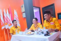 Hardi I Hayun (Ketua DPC partai Hanura Halbar) didampingi Sekretaris Fonny Suwatalbessy dan Ketua Tim Penjaringan Bacaleg Muslim Itolamo, pada rapat internal DPC partai Hanura Kabupaten Halmahera Barat (Dok/HumasHanura)
