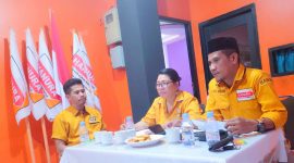 Hardi I Hayun (Ketua DPC partai Hanura Halbar) didampingi Sekretaris Fonny Suwatalbessy dan Ketua Tim Penjaringan Bacaleg Muslim Itolamo, pada rapat internal DPC partai Hanura Kabupaten Halmahera Barat (Dok/HumasHanura)