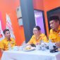 Hardi I Hayun (Ketua DPC partai Hanura Halbar) didampingi Sekretaris Fonny Suwatalbessy dan Ketua Tim Penjaringan Bacaleg Muslim Itolamo, pada rapat internal DPC partai Hanura Kabupaten Halmahera Barat (Dok/HumasHanura)