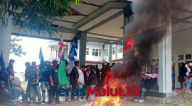 Sejumlah OKP Gabungan di Halmahera Barat saat menggelar Demonstrasi di depan Kantor DPRD Halbar (dok/Eghez)