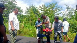 Kadis PU-PR Halmahera Barat, Abubakar A Rajak, didampingi Kabid Bina Marga Falis ST, dan Penganwas Lapangan Philipus Sibua saat melakukan Bor inti pada ruas Jalan Kalibutu-Kedi untuk ditest uji Sampel (Dok/terasmalut)