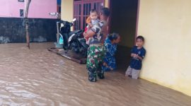 Tampak Aparat TNI yang membantu mengevakuasi warga dari ancaman bnjir (dok/terasmalut)