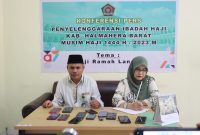 Kepala Kemenag Halbar, saat menggelar konferensi pers (dok/dekos)